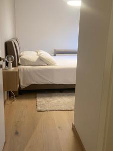 特尔菲伦La Clé des Champs的一间卧室配有一张床,铺有木地板