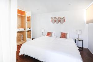 里斯本Santa Joana Apartments with garden and heated pool的白色卧室设有一张白色大床