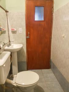 蒂尔卡拉Lo del Gaucho的一间带卫生间、水槽和门的浴室