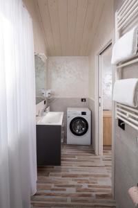 里乔内Elegance Riccione的一间带洗衣机和水槽的浴室