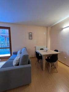 索尔德乌Apartamento Hasta 4 Pax con Terraza的客厅配有蓝色的沙发和桌子