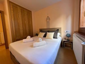 索尔德乌Apartamento Hasta 4 Pax con Terraza的卧室配有一张带2条毛巾的大型白色床