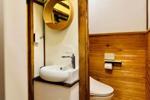 青梅市加美屋リゾート奥多摩 テラス＆風呂的一间带水槽和卫生间的浴室