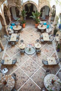 索维拉麦地那摩洛哥庭院酒店的一个带桌椅的户外庭院和一个喷泉