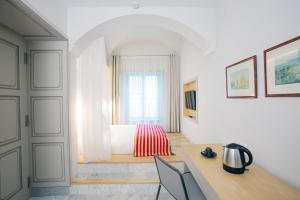 突尼斯Dar Dorra的一间卧室配有一张床和一张桌子及椅子