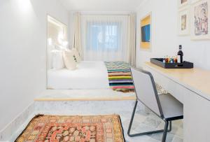 突尼斯Dar Dorra的一间卧室配有一张床和一张桌子及椅子