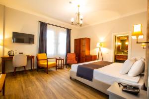 特拉布宗Zanike hotel的酒店客房设有一张大床和一张书桌。