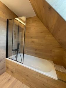 奥内姆Le 6B的木墙客房内的浴缸