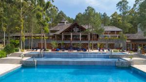 卡梅隆Carmelo Resort & Spa的享有带游泳池的房屋外部景致