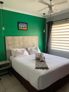 MogwaseRhino House with 3 bedrooms next to Pilanesberg and Sun City的一间卧室设有一张大床和绿色的墙壁