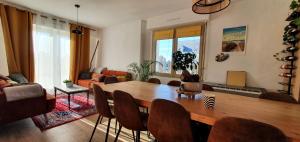 圣皮耶尔基贝龙Surf Hostel Quiberon, L'Oyat的客厅配有木桌和椅子