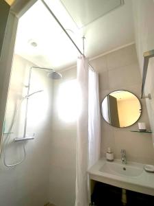 Les CocosLa Villa Day ****的一间带水槽和镜子的浴室