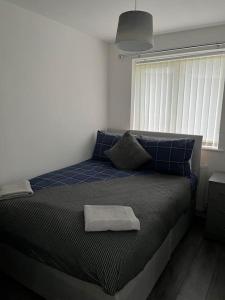 RobyWoolfall House的一间卧室配有一张床,床上有毛巾