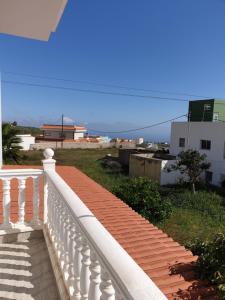 格拉纳迪利亚德亚沃纳Casa Rural Fayna的阳台设有白色栏杆,享有海景。