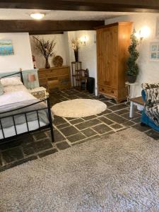 特鲁罗Mill Retreat at Bissick Old Mill的卧室配有一张床,地板上铺有地毯