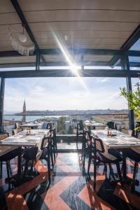 伊斯坦布尔Fragments Hotel的一间设有桌子并享有城市美景的餐厅