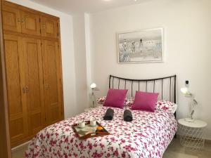 厄尔-汝姆披多Casa con Tranquilidad的一间卧室配有一张带紫色枕头的床