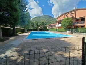 多马索House in a beautiful residence with garden, swimming pool and parking spot - Larihome A07的一座山庄内的游泳池