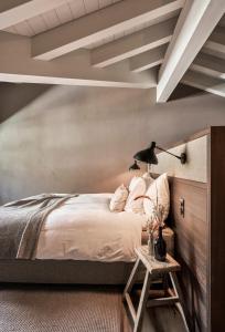 采尔马特Nomad by CERVO Mountain Resort的一间卧室配有一张床和一张带台灯的桌子