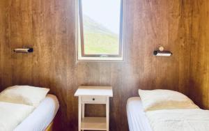 Hidden Cottages的小房间设有两张床和窗户