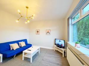 米德尔顿Cheerful 3 bedroom home with Netflix and Wi-Fi的客厅配有蓝色的沙发和电视