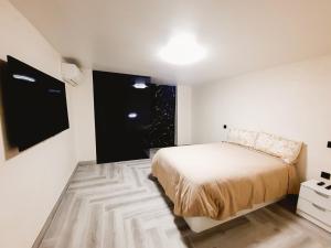 马德里Tofi 2的一间白色卧室,配有床和2个窗户