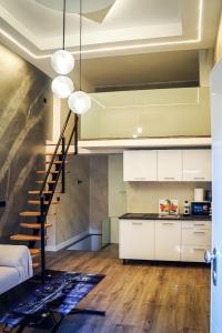 马德里Tofi 2的一间带楼梯的厨房和一间客厅