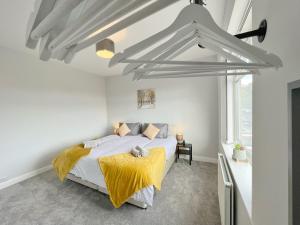 米德尔顿Cheerful 3 bedroom home with Netflix and Wi-Fi的一间卧室配有一张黄色毯子床