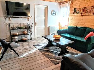 马考巴尔贾Kuća za odmor-Kućica的客厅配有绿色沙发和茶几