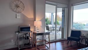 西温哥华Kia Oceanview Property的客厅配有电视和带台灯的桌子
