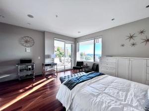 西温哥华Kia Oceanview Property的一间卧室设有一张床和一个大窗户