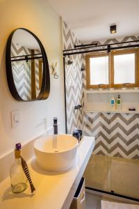 Casa Kai的一间带水槽和镜子的浴室