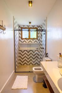 Casa Kai的带淋浴、卫生间和盥洗盆的浴室