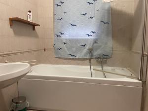 Portobb Nuova Fiera di Roma的浴室设有浴缸和带鸟儿淋浴帘。