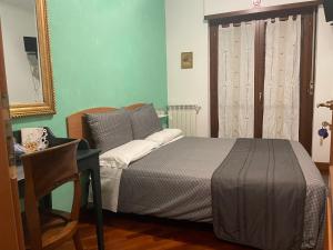 Portobb Nuova Fiera di Roma的一间卧室配有一张床、一张桌子和一面镜子
