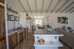 德阿Casa Berne - Deia的厨房以及带一碗水果的客厅。