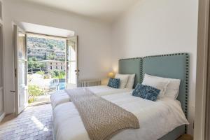德阿Casa Berne - Deia的一间卧室设有一张大床和一个大窗户