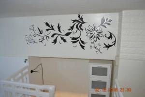 大雅台SMDC Wind Loft Bedroom 101 Facing Amenities with WIFI and Parking的墙上花的壁画