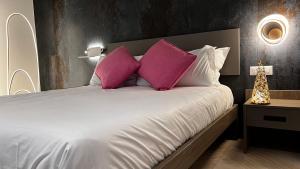 索伦托Patriziella 4 Rooms的卧室配有白色床和粉红色枕头