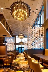 皮克灵Pickering Casino Resort的一间带桌椅和大吊灯的用餐室