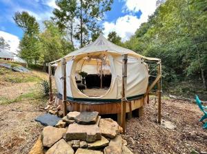 RogersvilleThe Aries-a stargazing, luxury glamping tent的一块有岩石的田野上的凉亭