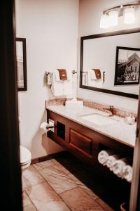 国际瀑布城Cobblestone Hotel & Suites International Falls的一间带水槽和大镜子的浴室