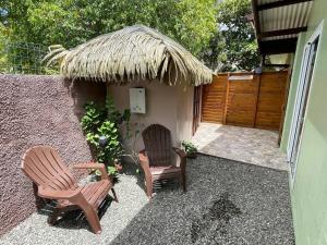 法勒Fare Ihilei的一个带两把椅子的庭院和茅草屋顶