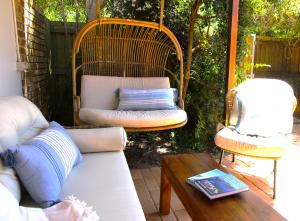 拜伦湾Byron Marvell的庭院配有两把椅子、一张沙发和一张桌子