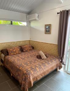 法勒Fare Ihilei的卧室配有一张床
