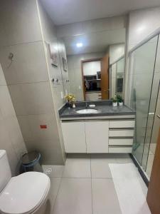 普拉亚多斯卡内罗斯Eco Resort Praia dos Carneiros - Flat 116CM, apartamento completo ao lado da igrejinha的一间带卫生间、水槽和镜子的浴室