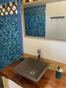 法勒Fare Ihilei的一间带水槽和镜子的浴室