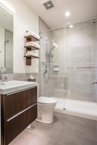 阿什维尔Elevation Lofts Hotel的带淋浴、卫生间和盥洗盆的浴室