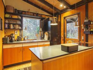 韩德斯泰德Holiday home Hundested X的一个带柜台和水槽的大厨房