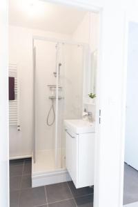 布西圣乔治L'Ensoleillé-T2-56m2-Centre ville 10min Disney的带淋浴和盥洗盆的白色浴室